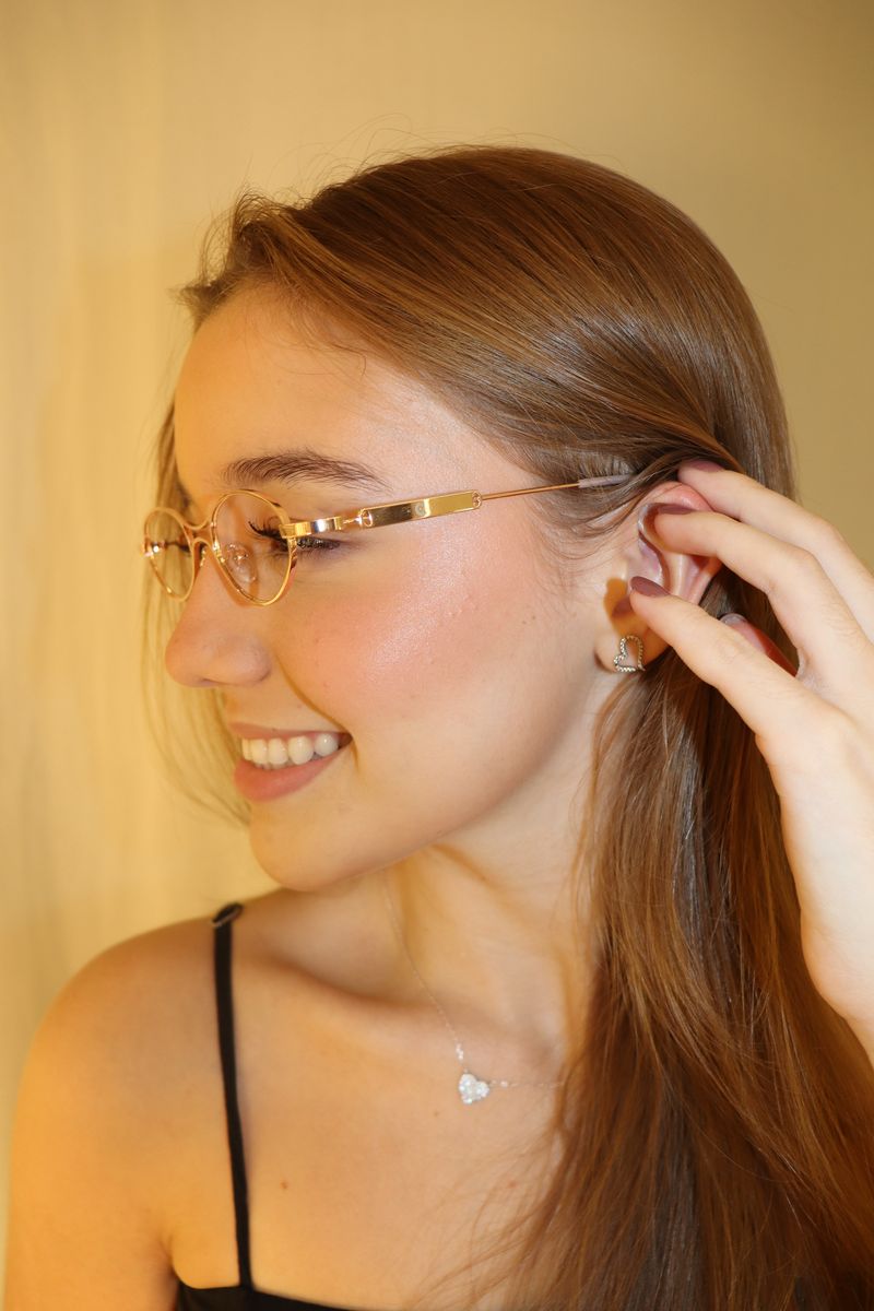 Perfil de cliente com armação de metal dourado
