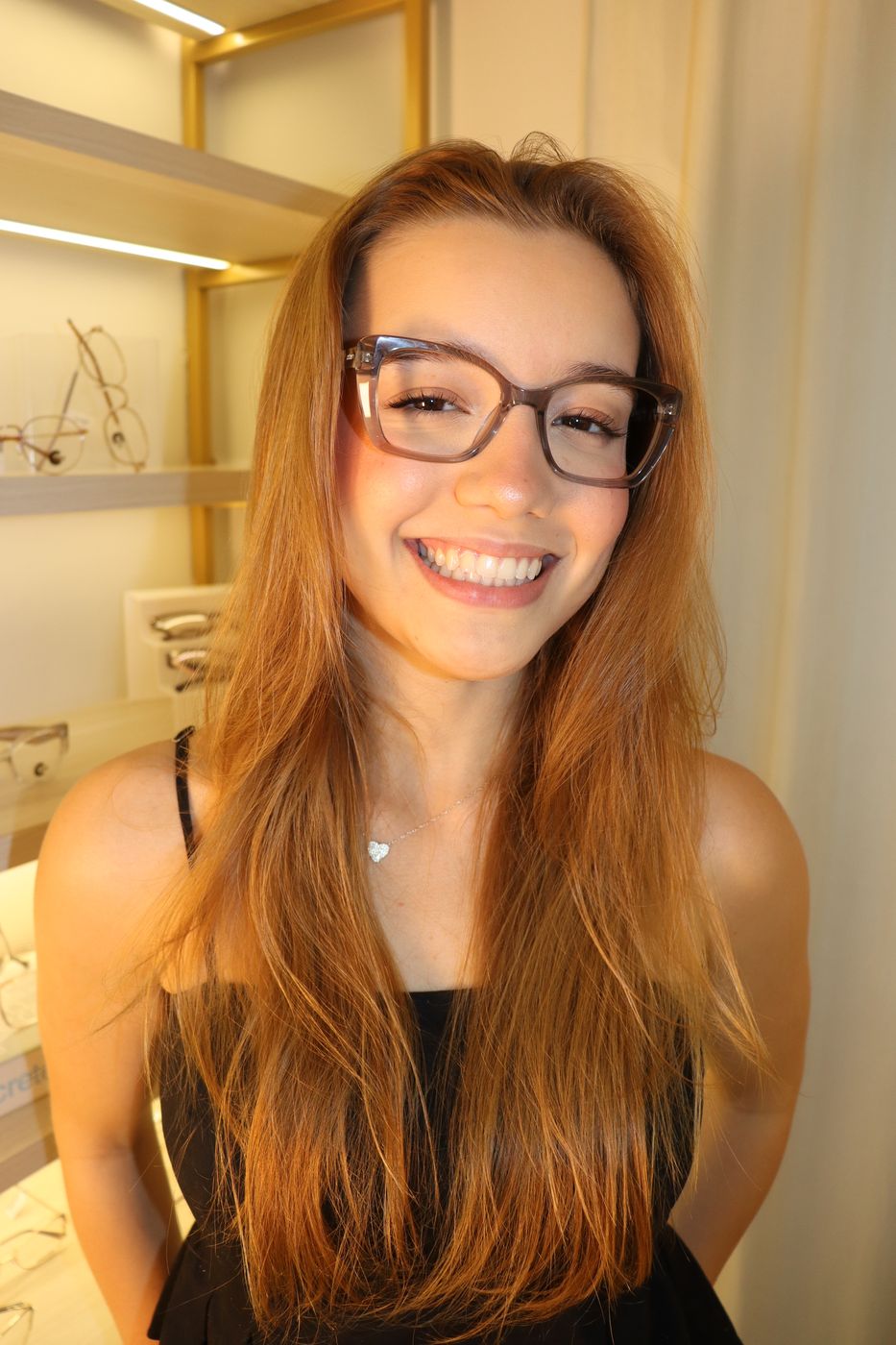 Cliente de óculos sorrindo na loja, imagem nítida